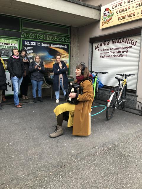 Alicia Edelweiss sitzend neben der Ingnaz-Harrer-Straße in Lehen.  | Foto: sm