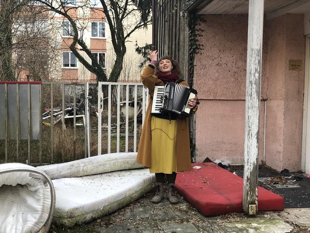 Alicia Edelweiss beim musizieren vor der Herzl-Bar in Lehen.  | Foto: sm