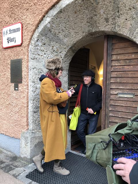 Alicia Edelweiss und Oliver Hangl vor dem Literaturhaus.  | Foto: sm