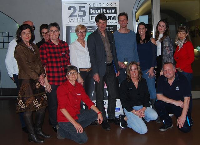 Kabarettist Klaus Eckel (hinten, 4.v.r.) gemeinsam mit dem Team vom Kulturforum rund um Obmann Günther Zweidick (hinten, 5.v.r).  | Foto: Kulturforum 