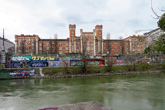 Das mächtige Gebäude der Polizeikaserne - die Ähnlichkeit mit dem Wiener Arsenal ist keine zufällige.