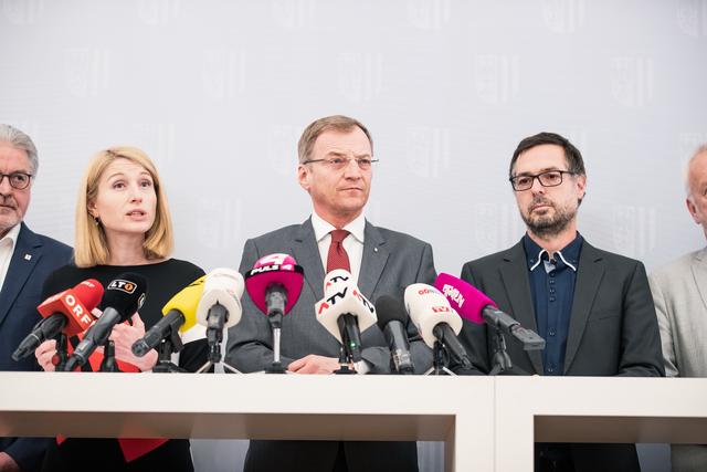 Landeshauptmann Thomas Stelzer (Mitte) flankiert von LH-Stellvertreterin Christine Haberlander und Landessänitätsdirektor Georg Palmisano.  | Foto: Land OÖ