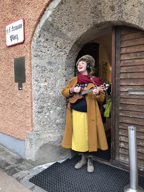 Alicia Edelweiss vor dem Literaturhaus.  | Foto: sm