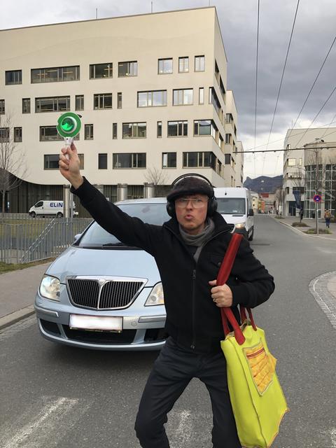 Der Performance-Künstler Oliver Hangl hielt beim "Walking Concert" in Lehen den Verkehr auf. | Foto: sm