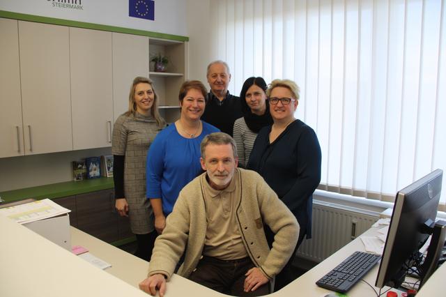 Starkes Team: LAbg. Bgm. Maria Skazel und einige ihrer Mitarbeiterinnen und Mitarbeiter im Gemeindeamt von St. Peter. | Foto: Korbe