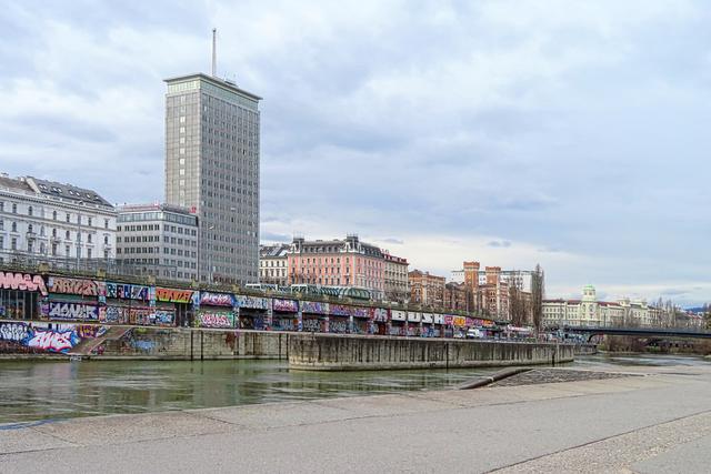 Superfein - eine bemalte Promenade, dahinter die U-Bahnführung, darüber der Ringturm, und weiter draußen die Polizeikaserne an der Rossauer Lande und dahinter die 'Liesl', das ehemalige Polizeigefangenenhaus, das seinem Namen der Elisabethpromenade verdankt, an der es liegt, rechts ist ein Teil der Augartenbrücke zu erkennen.