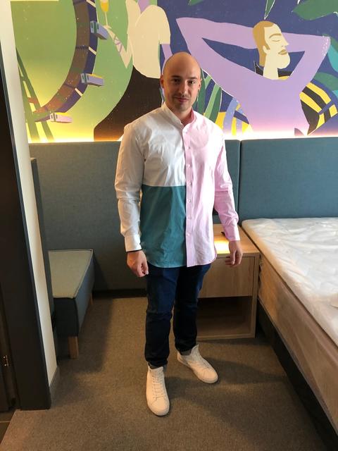 Die Kleidung der Mitarbeiter des "Bassena" ist leger und farbenfroh. Getragen werden Hemd oder Shirts mit Jeans und Sneakers. | Foto: Kathrin Klemm