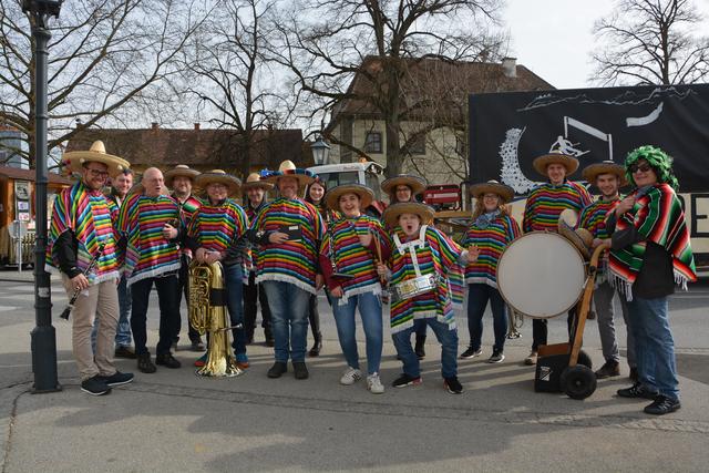 Bunte Kostüme: Musikalisch versorgte die Stadtkapelle Fürstenfeld.