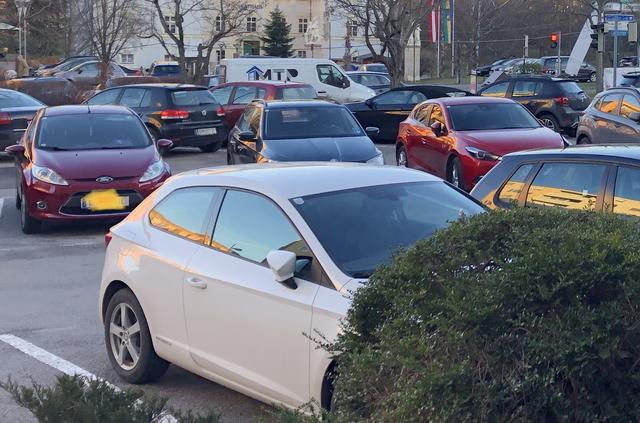 Auf 1000 Einwohner im Bezirk Baden kommen bereits 625 Autos. Viele davon stehen meistens irgendwo. | Foto: Stockmann