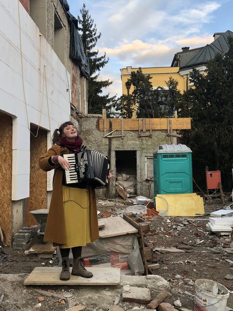 Die Sängerin Alicia Edelweiss inmitten einer Baustelle in Lehen.  | Foto: sm