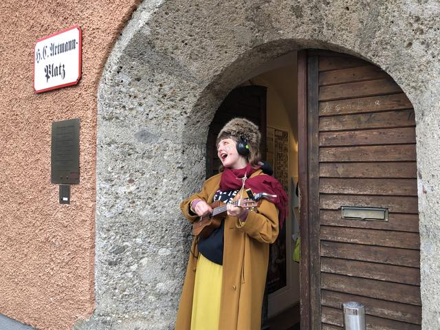 Alicia Edelweiss vor dem Literaturhaus.  | Foto: sm