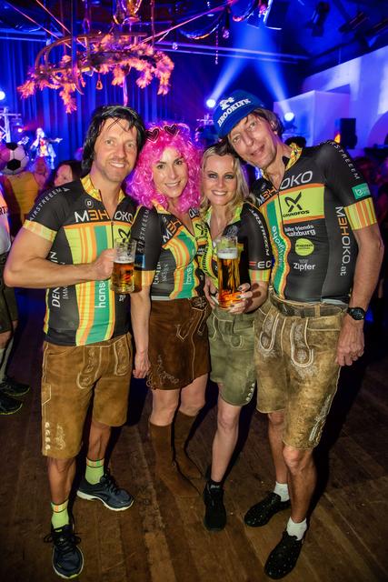 Thomas Meinhart, Karin Meinhart, Brigitte Horn und Klaus Horn vereinten Sport mit der Tracht. 