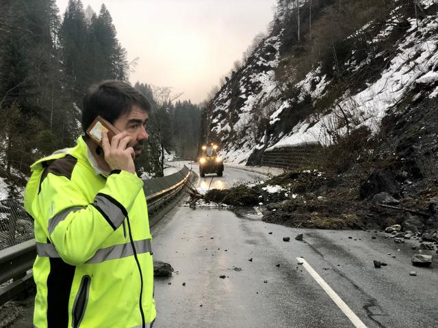 Johann Mußbacher, Leiter der Straßenmeisterei Pongau, koordiniert die Aufräumarbeiten nach dem Erdrutsch bei Hallmoos | Foto: Foto: Valentin