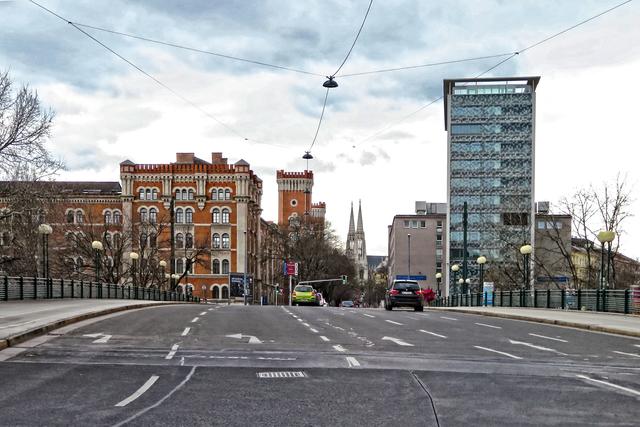 Von der Augartenbrücke aus Richtung Ringstraße (Schottenring) und Votivkirche geschaut. Das Hochhaus rechts war einmal die Pensionsversicherungsanstalt der Arbeiter.