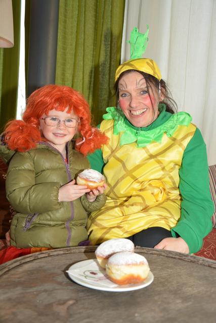 Fasching für Klein und Groß: Der kleinen Pippi und ihrer "Ananas" schmeckten die frischen Krapfen ganz besonders.