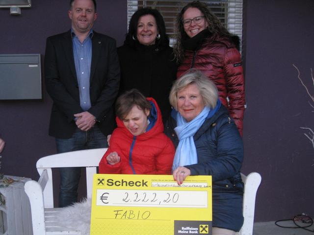 Scheckübergabe: Fabio und Brigitte Wieser (vorne) sowie Michael Winkler (Kiwanis Club Trofaiach) und die "LoaSingers" Susanne und Claudia Künstner.