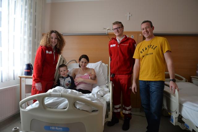 Die stolzen Geburtshelfer Simone Wecht und Viktor Mühlberger freuen sich mit Mama Angela, Vater Harald und Brüderchen Philipp über die eilige Carina.