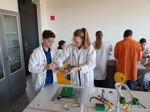 Valentina Schantl und Kilian Rogl vom BRG Spittal/Drau beim Lösen experimenteller Aufgaben in Klagenfurt.