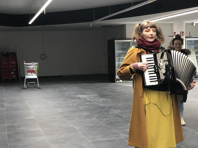 Das "Walking Concert" mit Alicia Edelweiss führte auch in ein Halal-Geschäft, das sich gerade in Bau befand. | Foto: sm