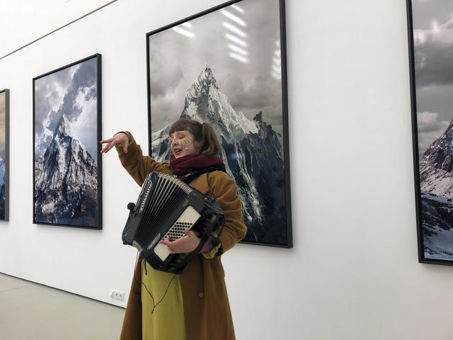 Alicia Edelweiss singt in der Stadtgalerie Lehen.  | Foto: sm