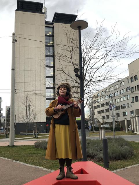 Alicia Edelweiss am Platz vor dem Literaturhaus.  | Foto: sm