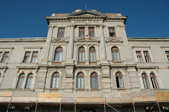 Mit drei Jahren Verspätung soll im April die Sanierung der Fassade starten. Auch das fehlende "s" soll zurückkehren. | Foto: Elisabeth Schwenter