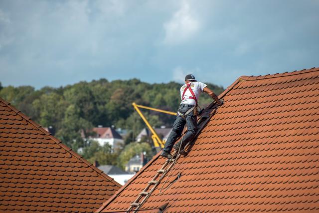 Neben dem Lehrberuf des Dachdeckers werden am Bau nun auch Bauwerksabdichter gesucht. | Foto: Pixabay