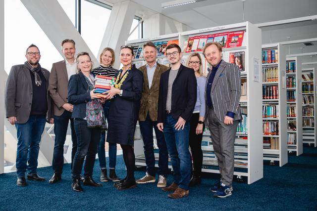 Die Vertreter der Serviceclubs waren in der Bibliothek zu Gast und überreichten eine Spende an Christina Spiegelfeld (3. v. l.) | Foto: Circle