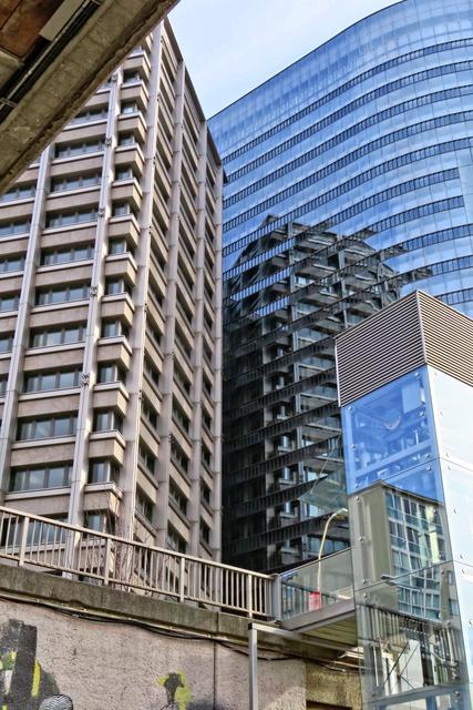 Wie mächtig wirken dagegen die am linken Kanalufer gewachsenen Bürohochhäuser!