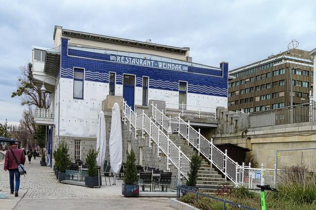 Otto Wagners Schützenhaus hat Euch Christa schon gezeigt und erklärt. Rechts das Gebäude ist das des Bundesamts für Eich- und Vermessungswesen, der stilisierte Globus auf dem Dach wird von manchen Anrainern 'Drahtwaschl' genannt.