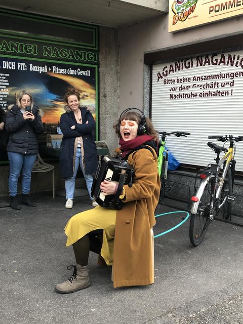 Alicia Edelweiss sitzend neben der Ingnaz-Harrer-Straße in Lehen.  | Foto: sm