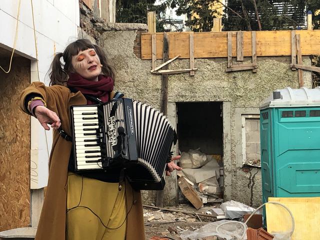 Die Sängerin Alicia Edelweiss inmitten einer Baustelle in Lehen.  | Foto: sm