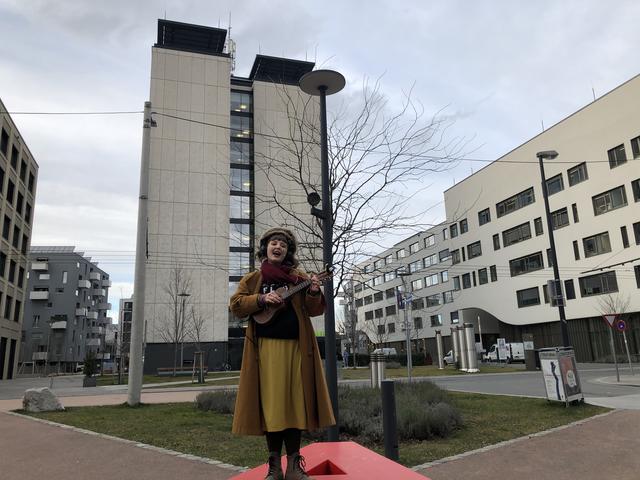 Alicia Edelweiss am Platz vor dem Literaturhaus.  | Foto: sm