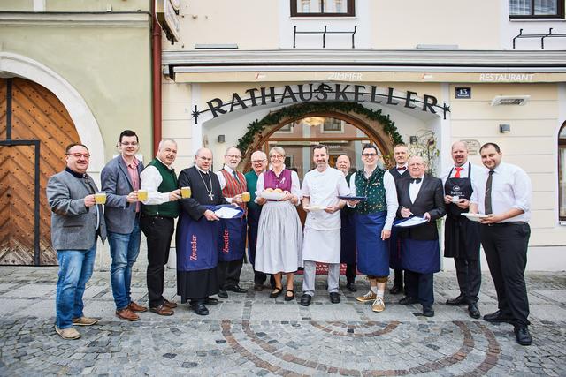 Gerhard Maller (v. l.), Herbert Bitter, Reinhard Koller, Abt Georg Wilfinger, Bezirkshauptmann Norbert
Haselsteiner, Hermann Zöchling, Singvereins-Obfrau Angelika Widrich, Wirt Rene Reinmüller, Leo
Schörgenhofer, Bürgermeister Patrick Strobl, Josef Schachinger, Karl Donabauer, Jochen Bucher und
Mario Sassmann.