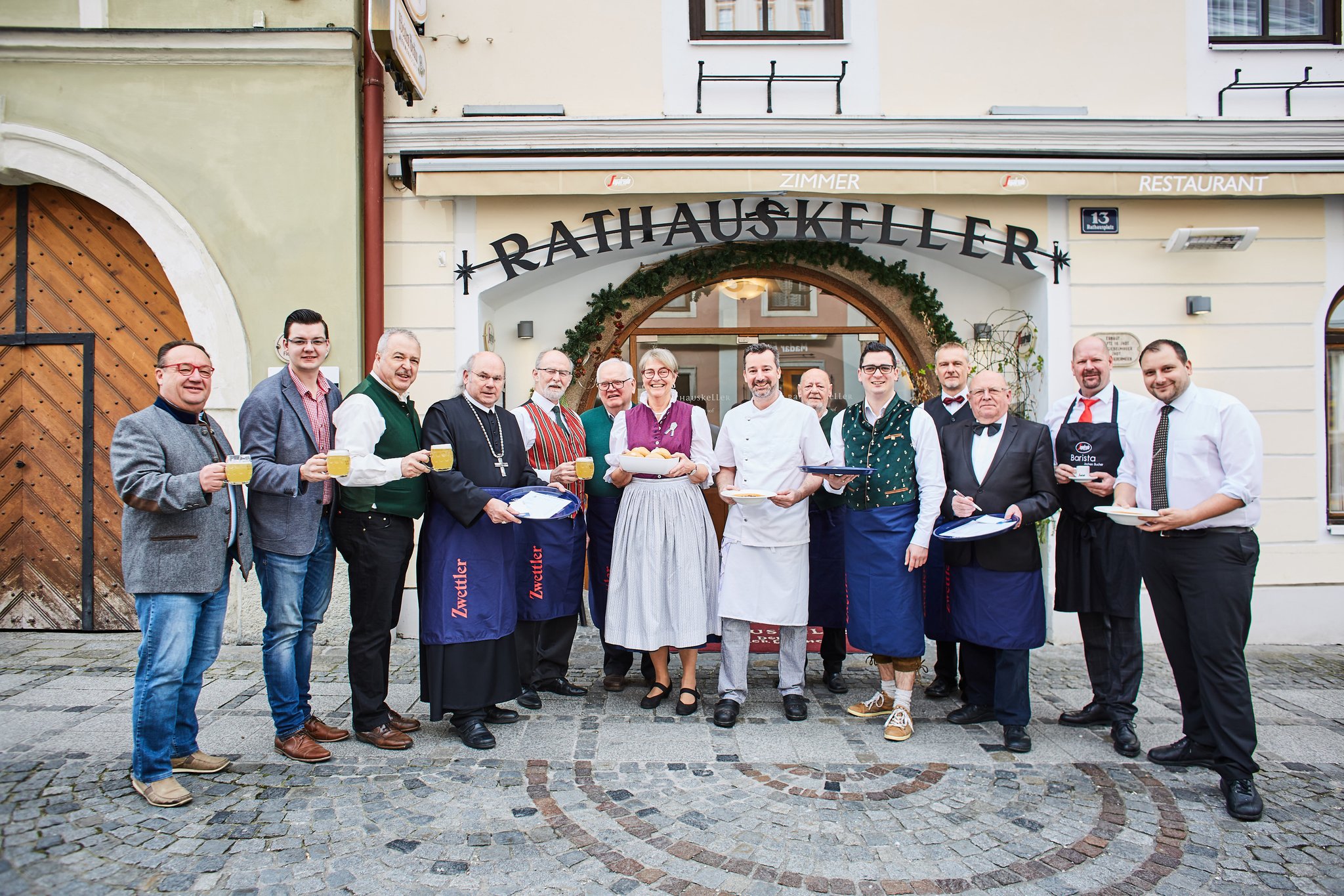 Fasching: A Gulasch und a Seidl Bier im Rathauskeller Melk - Melk