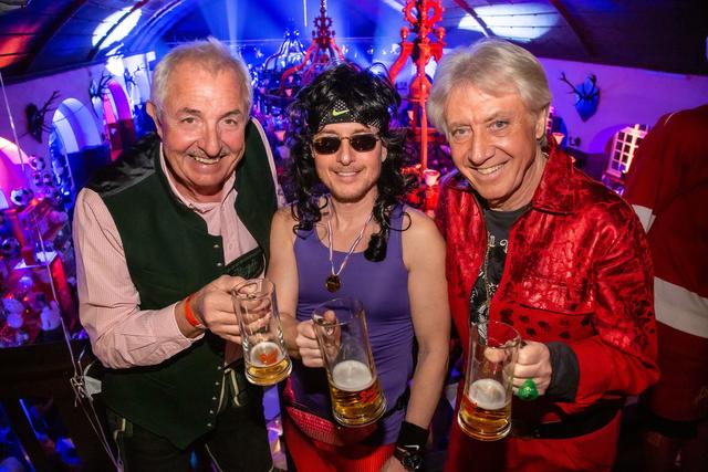 Herbert Eder, Marc Holzmann und Erich Holzmann stoßen auf den letzten Würdara Gschnas an. 