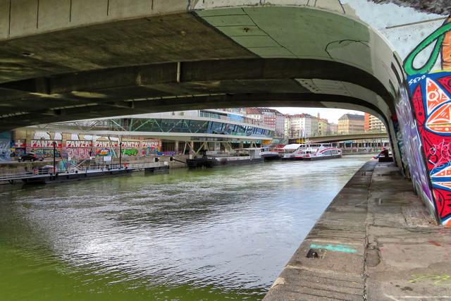 Die Schiffsanlegestation am rechten Kanalufer, vor der zweiten Brücke die Station der TwinCityLiner