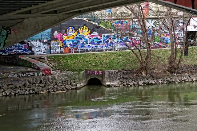 Hier wird die Kanalregulierung schon von grünen Böschungen begleitet. Auch das war eine alte Kanaleinmündung.