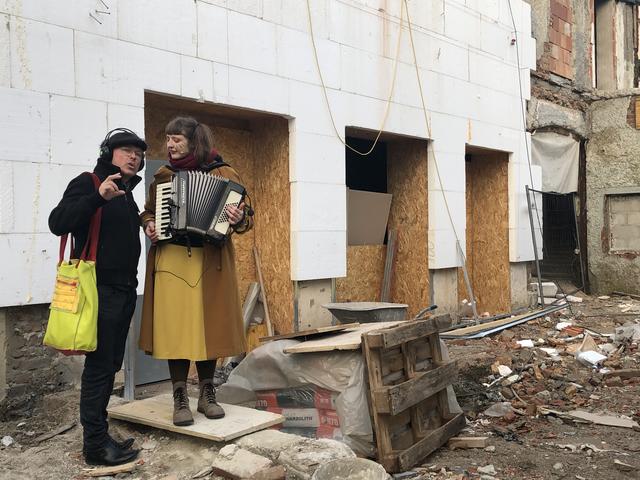 Der Performance-Künstler Oliver Hangl und die Sängerin Alicia Edelweiss im Gespräch auf der Baustelle in Lehen.  | Foto: sm