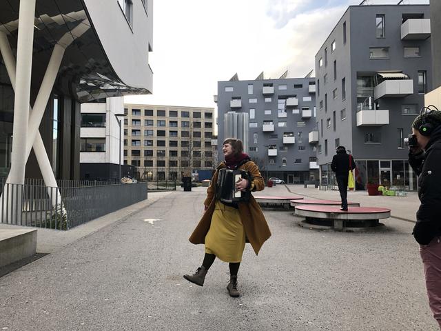 Alicia Edelmann tanzt singend durch das Stadtwerk Areal in Lehen.  | Foto: sm