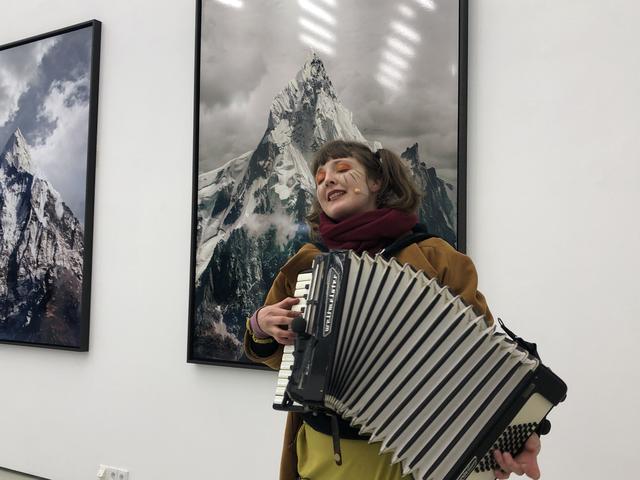 Alicia Edelweiss singt in der Stadtgalerie Lehen.  | Foto: sm