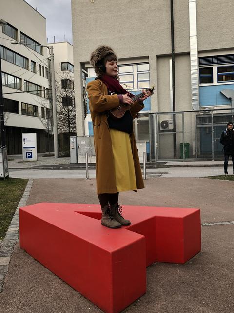Alicia Edelweiss vor dem Literaturhaus.  | Foto: sm