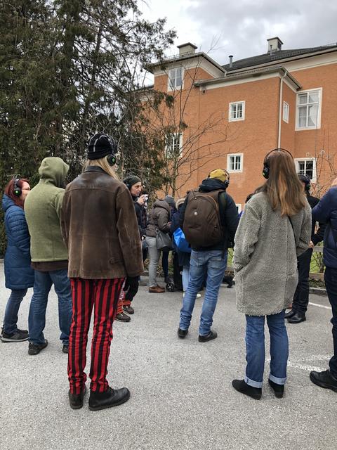 Die Teilnehmer des Stadtspaziergangs wurden mit kabellosen Kopfhörer ausgestattet.  | Foto: sm