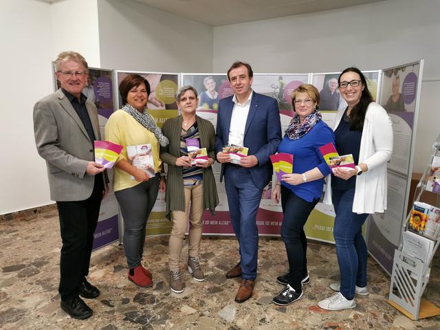 Eröffnung der Wanderausstellung: Bezirkshauptmann Helmut Nemeth, Case & Care Managerin Manuela Prenner, Ella Benedek (pflegende Angehörige), Nationalrat Christian Drobits, Sabine Perner-Fröhlich (Referatsleitung Gesundheit und Sozialwesen) und Bettina Erdt (Pakt für Beschäftigung, Regionalmanagement Burgenland)