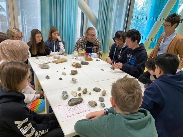 Ulrike Pfeiffenberger und Florian Westreicher vom Team der Jungen Uni haben den Kindern die Uni in Bildern vorgestellt und sie mit einem Geologie Crashkurs begeistert.