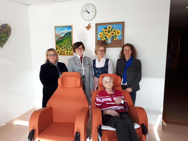 Vorne: Maria Tamesberger (Bewohnerin des Bezirksseniorenheimes Pregarten); Hinten von links:
Gisela Derntl (Leiterin des Betreuungs- und Pflegedienstes), Renate Danninger (Ortsbäuerin), Christa Schauer (Obfrau der Goldhauben) und Gerda Diesenreither (Heimleiterin).