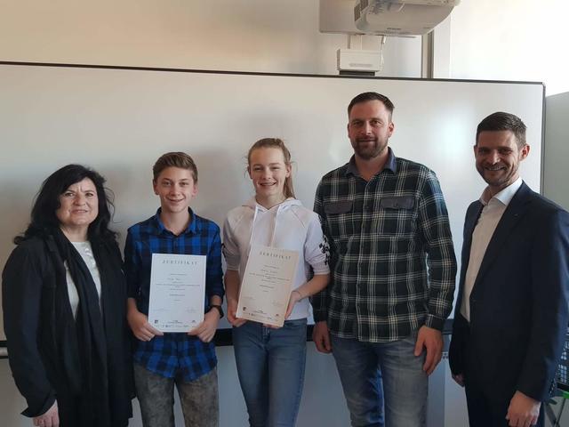 Strahlende Gesichter: Valentina Schantl und Kilian Rogl vom BRG Spittal/Drau mit Betreuer Peter Fleißner (2.v.r).
