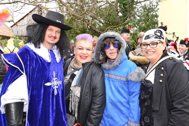 Auch Bezirksvorsteher Marcus Franz (l) und Rudi Wieselthaler (2.vr) waren am Oberlaaer Faschingsumzug mit dabei.