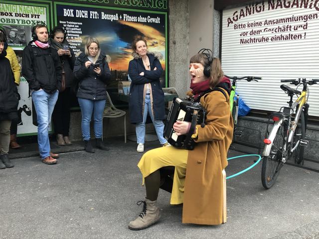 Alicia Edelweiss sitzend neben der Ingnaz-Harrer-Straße in Lehen.  | Foto: sm