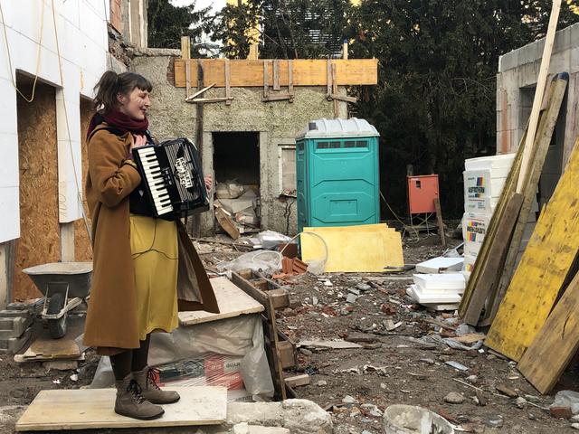 Die Sängerin Alicia Edelweiss inmitten einer Baustelle in Lehen.  | Foto: sm